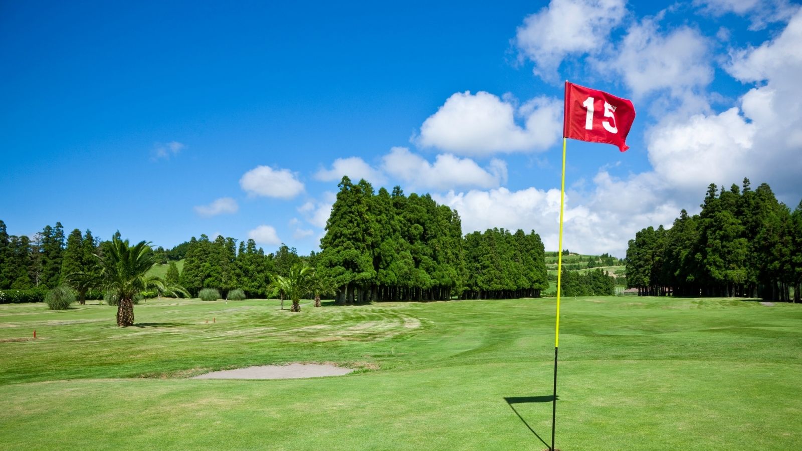 ゴルフのシャツインはマナーの基本!知らないと恥ずかしい男女別の着こなし術を徹底解説