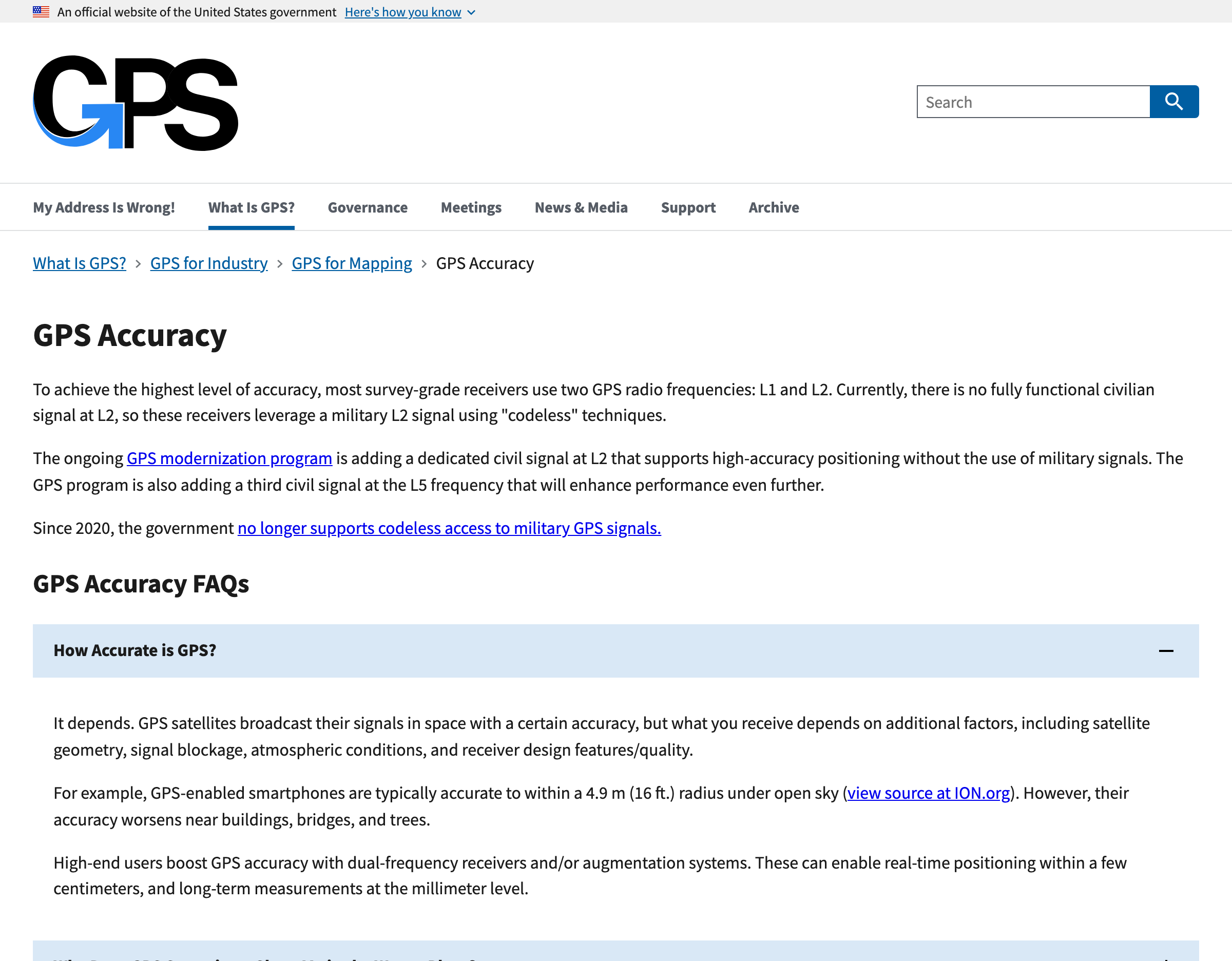 GPS.govの「GPS Accuracy」ページで、スマートフォンの精度が空の開けた場所で4.9m以内、建物や木の近くで悪くなると書かれている部分の画面