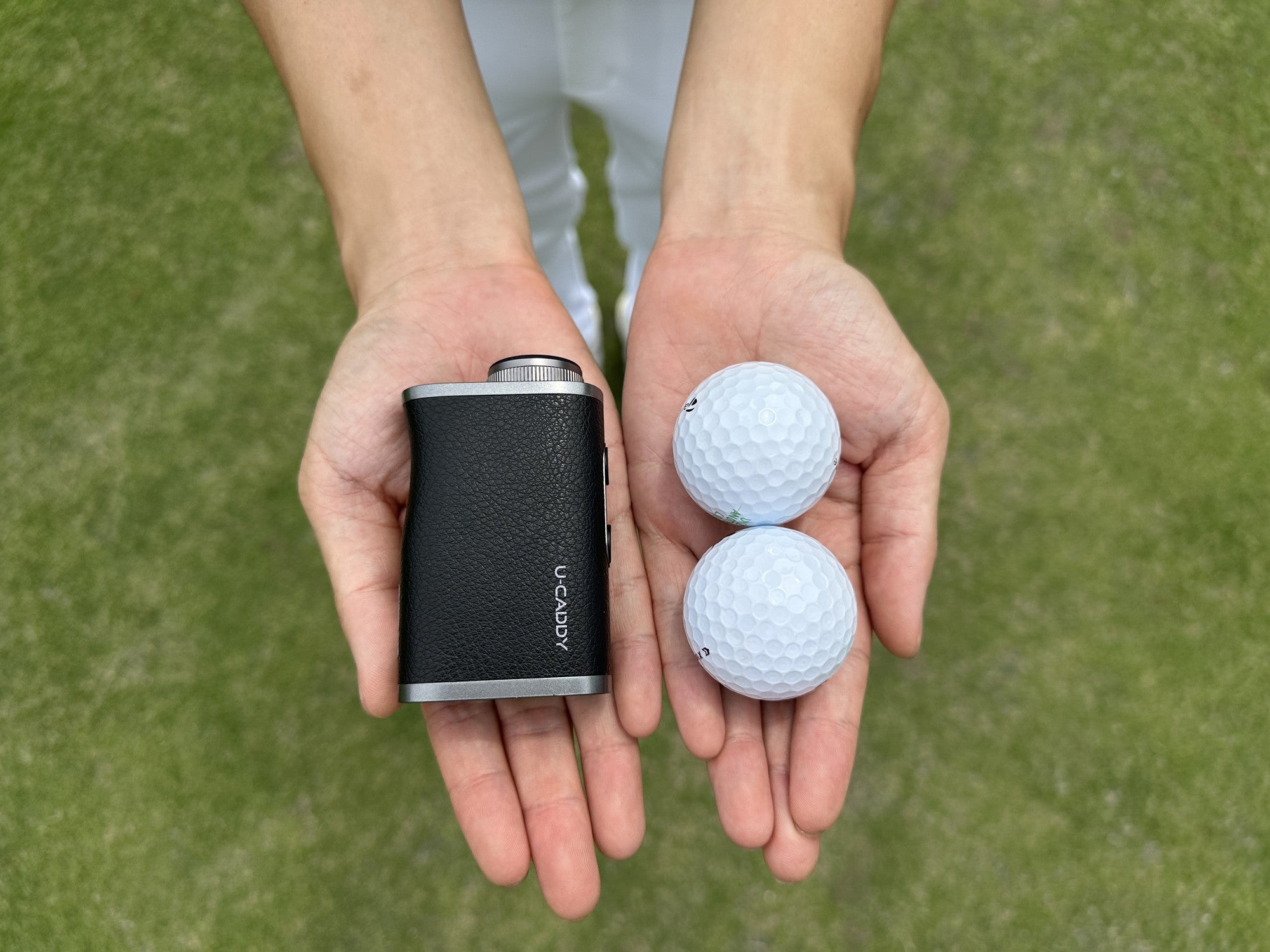手のひらに乗せた Pocket Pro とゴルフボール